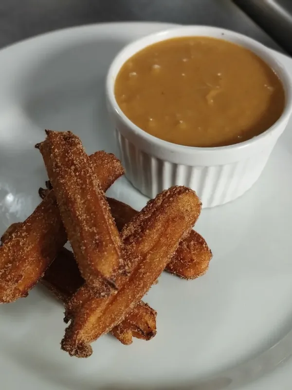 Churros com açúcar e canela e potinho de doce de leite