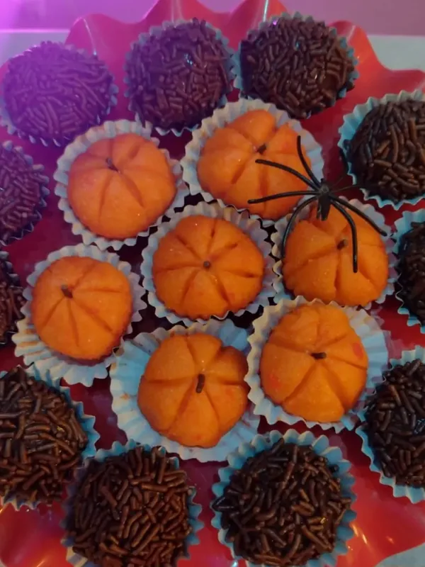 Brigadeiros e docinhos em formato de abóbora para o Halloween