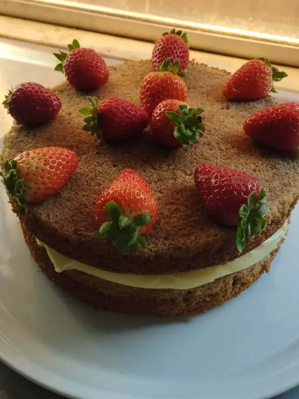 Naked cake de massa de chocolate com creme e morangos