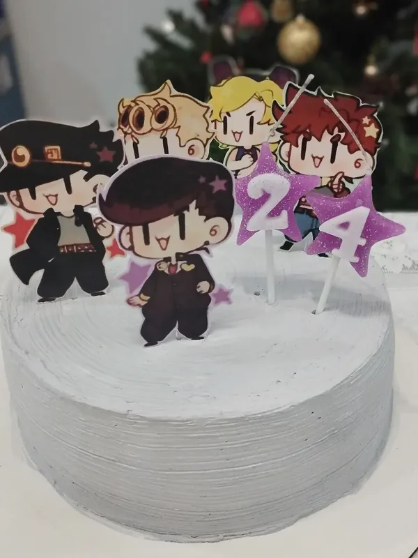 Bolo de chantilly com topos de papel personalizados e velas de estrela
