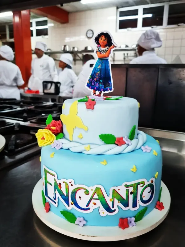 Bolo temático de dois andares em pasta americana azul com flores